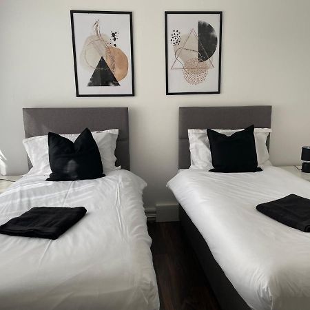 Lovely 2Bedroom 4Mins From Wimbledon Station ลอนดอน ภายนอก รูปภาพ