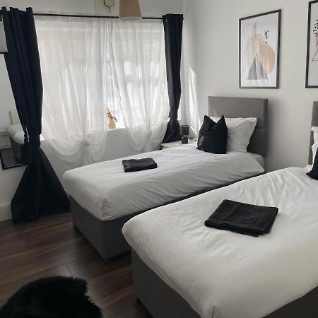 Lovely 2Bedroom 4Mins From Wimbledon Station ลอนดอน ภายนอก รูปภาพ