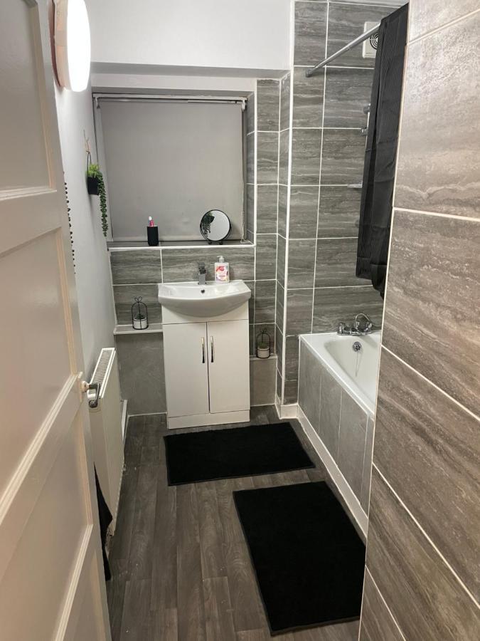 Lovely 2Bedroom 4Mins From Wimbledon Station ลอนดอน ภายนอก รูปภาพ