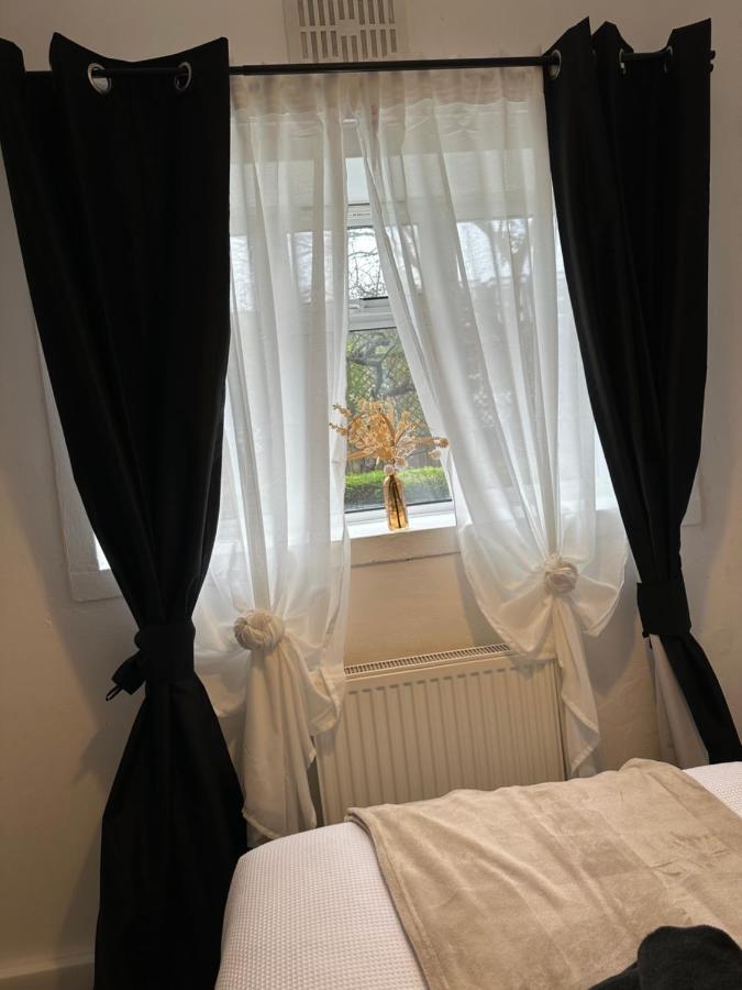 Lovely 2Bedroom 4Mins From Wimbledon Station ลอนดอน ภายนอก รูปภาพ