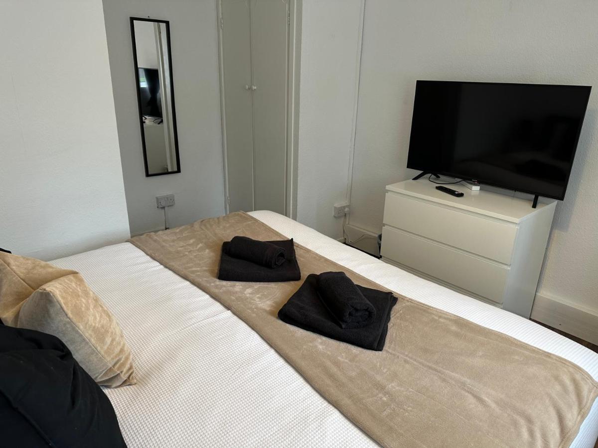 Lovely 2Bedroom 4Mins From Wimbledon Station ลอนดอน ภายนอก รูปภาพ