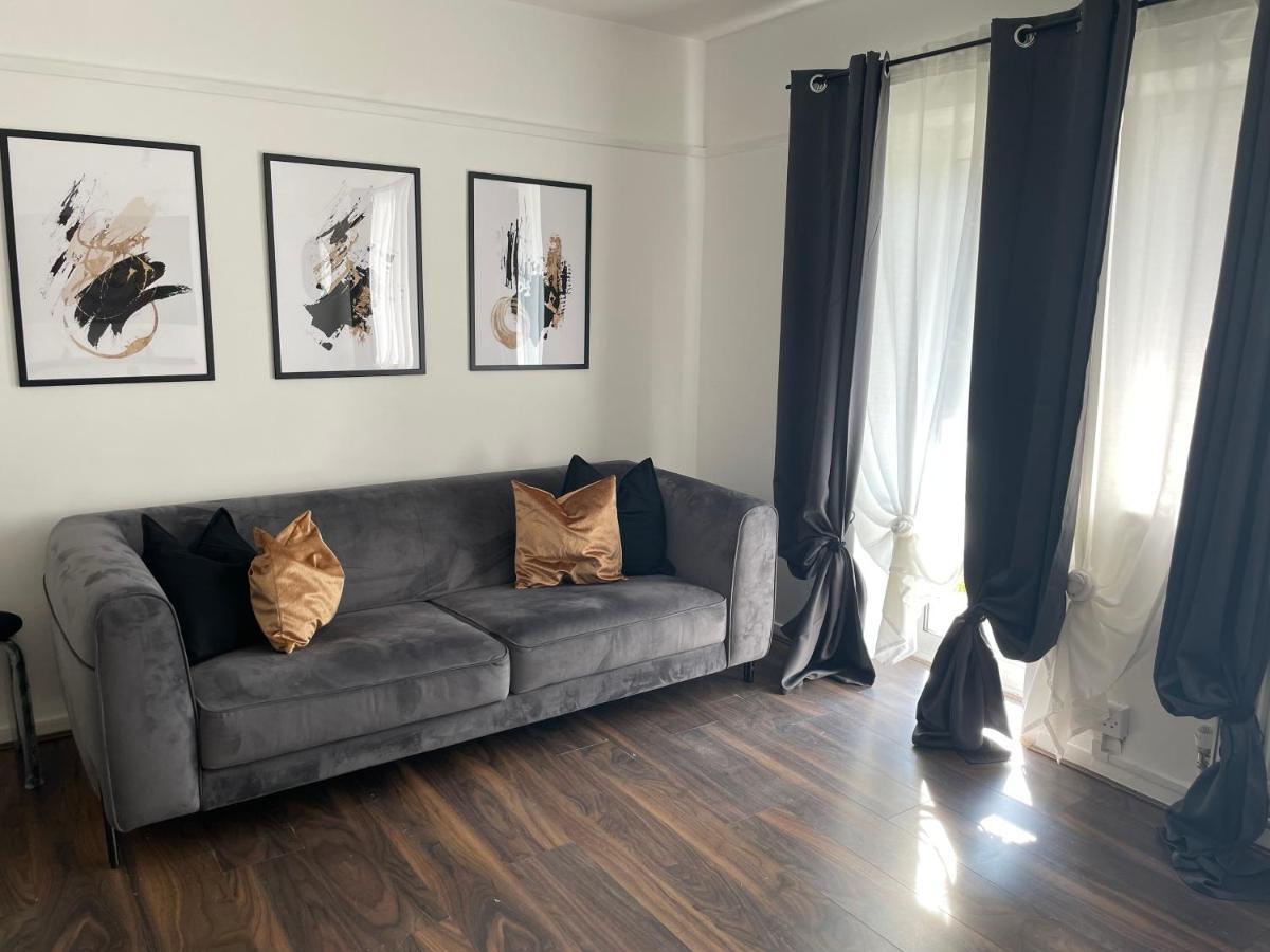 Lovely 2Bedroom 4Mins From Wimbledon Station ลอนดอน ภายนอก รูปภาพ