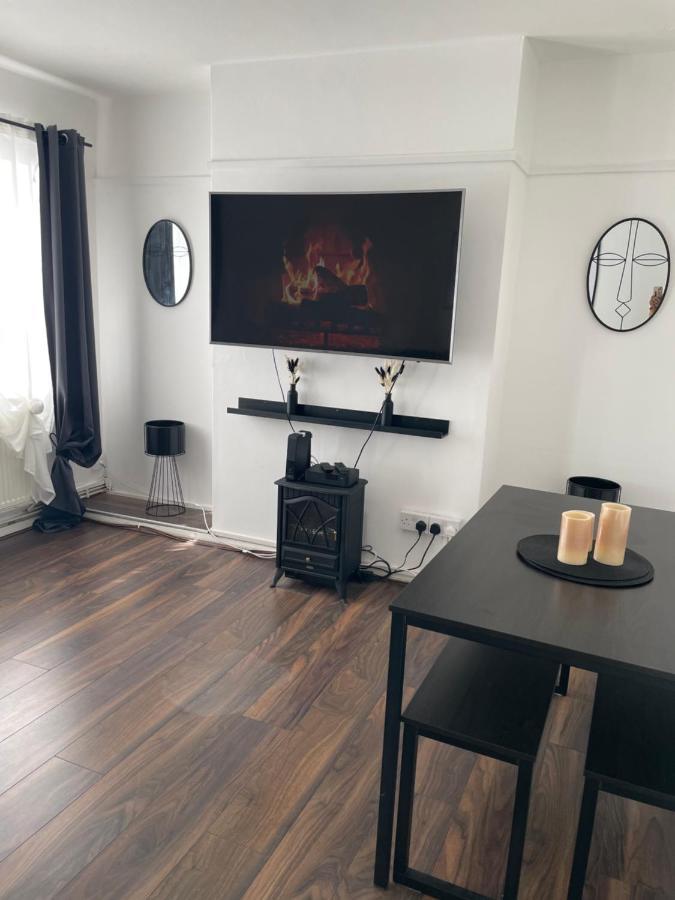 Lovely 2Bedroom 4Mins From Wimbledon Station ลอนดอน ภายนอก รูปภาพ