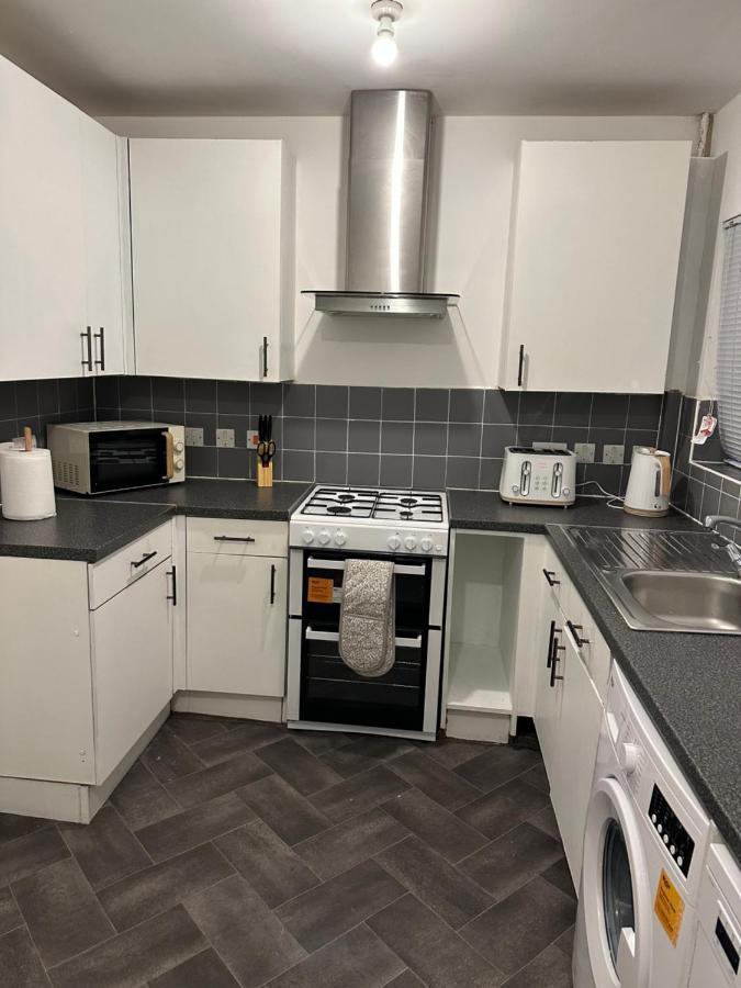 Lovely 2Bedroom 4Mins From Wimbledon Station ลอนดอน ภายนอก รูปภาพ