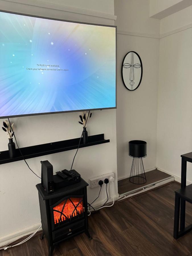 Lovely 2Bedroom 4Mins From Wimbledon Station ลอนดอน ภายนอก รูปภาพ