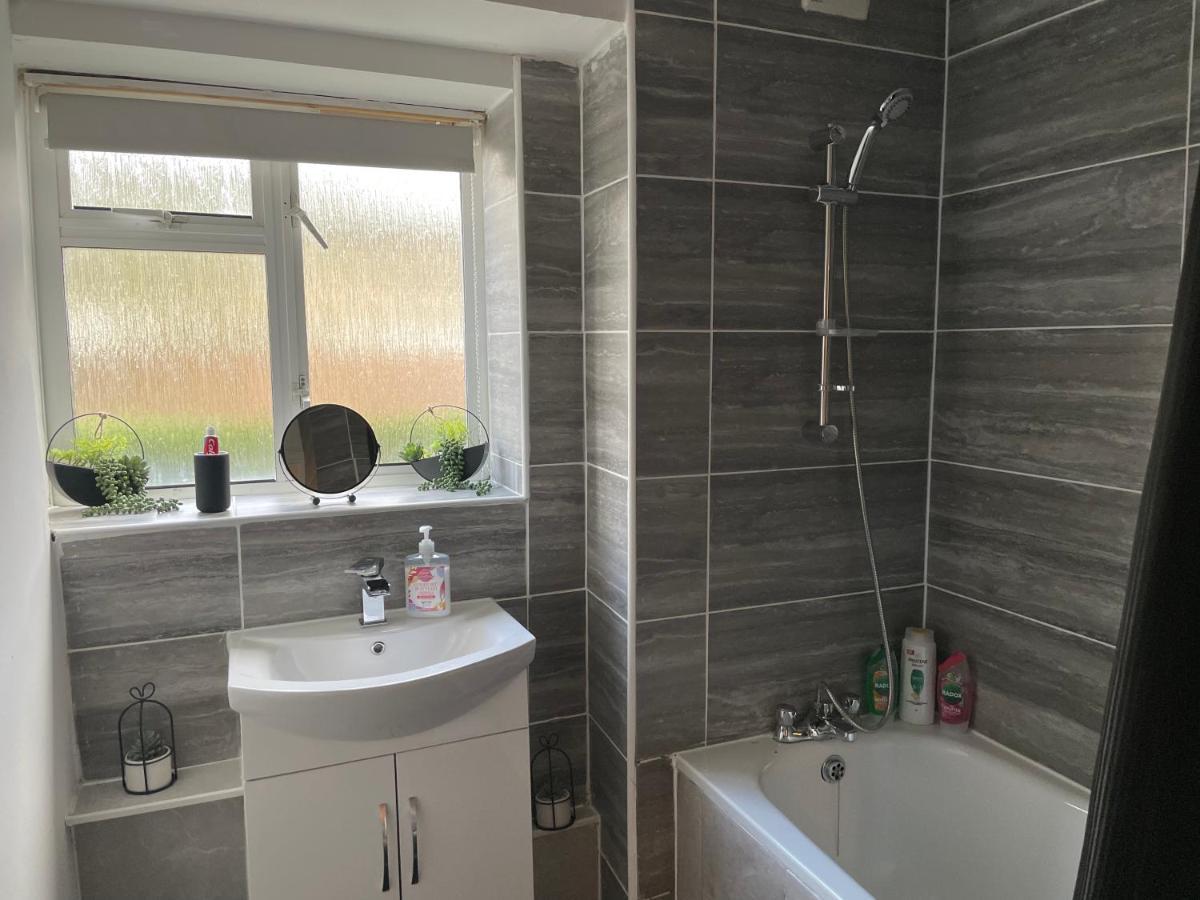 Lovely 2Bedroom 4Mins From Wimbledon Station ลอนดอน ภายนอก รูปภาพ